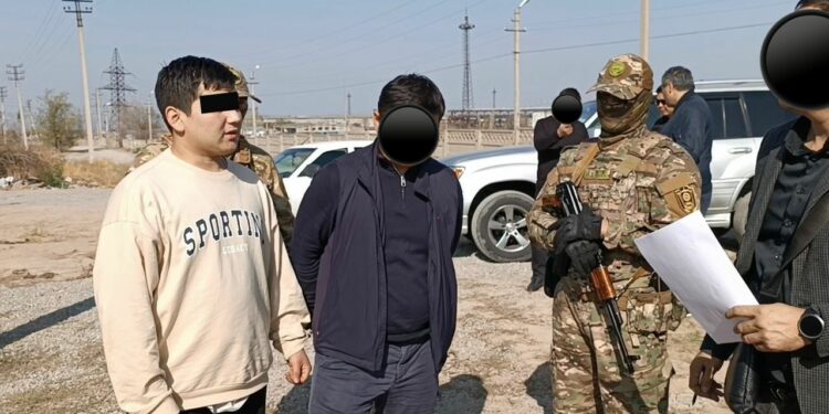 Эки адамды өлтүрүүгө шектүү бир туугандарды кантип өлтүргөнүн көрсөтүп берди (видео)