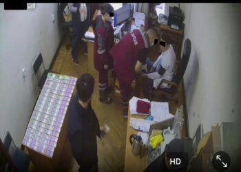 Медициналык академиянын окутуучусу пара алып жаткан жеринен кармалды