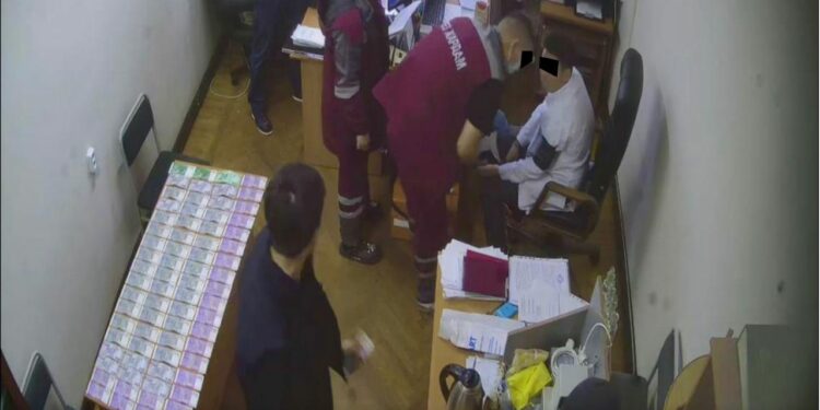 Медициналык академиянын окутуучусу пара алып жаткан жеринен кармалды
