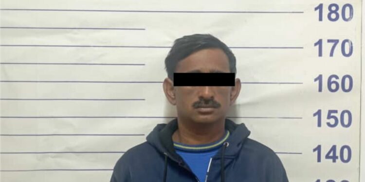 Бишкекте чет элдик жаран автобустагы жоругу үчүн кармалды