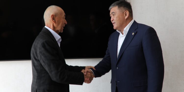 Камчыбек Ташиев Эмгек сиңирген артист Хабибилла Азиреткуловго 2 бөлмөлүү батир тапшырды