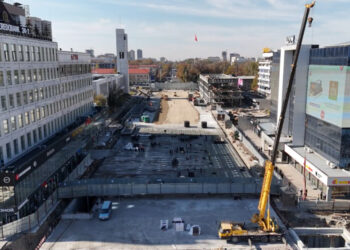 “Жол 1 метрге кеңейди”. Нариман Түлеев Old Bishkek комплексинин айланасындагы суроолорго жооп берди