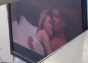 «Кыргыз почтасынын» кызматкери эротикалык эпизоду бар кинону көрүп отурган