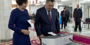 “Добушум Кыргызстандын тагдырын чечет деген маанайда келиңиздер”. Садыр Жапаров менен Айгүл Жапарова добуш беришти