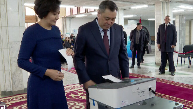 “Добушум Кыргызстандын тагдырын чечет деген маанайда келиңиздер”. Садыр Жапаров менен Айгүл Жапарова добуш беришти