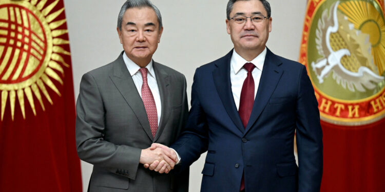 Кытайдын ТИМ башчысы: “Кытайлыктарга Кыргызстанда мыйзамды, салтты сактоону эскертип жатабыз”