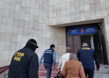 Айсулууну өлтүрүүгө шектүүнүн мурдагы жазасын жеңилдеткен судьялар камалды