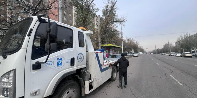 Абайлаңыз! Бишкекте аялдамаларга токтогон унааларга каршы рейд башталды