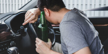 Унаасын токтотуп, каналга секирип кеткен. Бишкекте кайгуулчулар мас айдоочуну артынан кууп барып кармашты