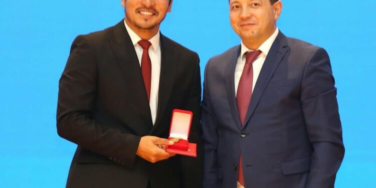 Актёр Өмүрбек Израилов “Маданияттын мыкты кызматкери” төш белгиси менен сыйланды