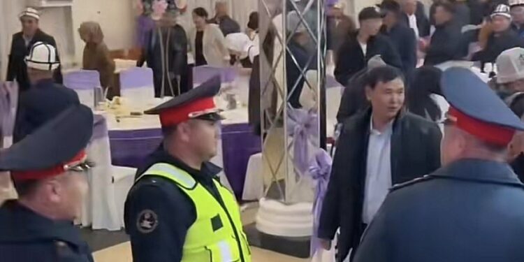 Оштогу тойканада милиция кызматкерлери 22:00дөн кийин элди чыгарган видео тарады