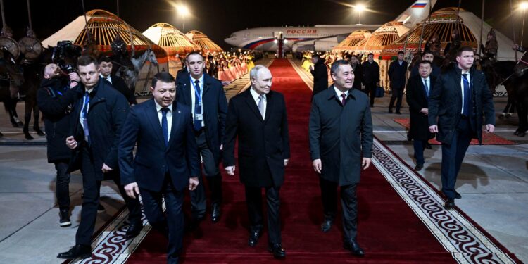 Путин мамлекеттик сапар менен Кыргызстанга келди