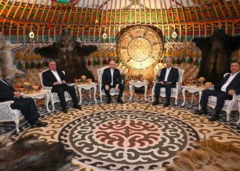 Жапаров ЖККУнун жыйынына келген президенттерге белек тартуулады