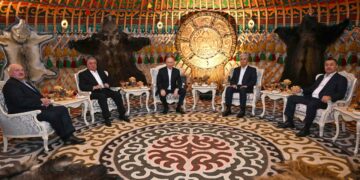 Жапаров ЖККУнун жыйынына келген президенттерге белек тартуулады