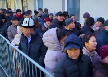 Москвада шайлоо тикесинде кезекке турган кылкылдаган шайлоочулар