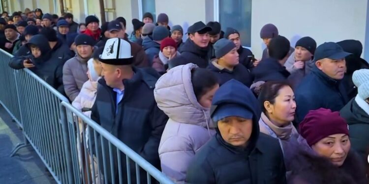 Москвада шайлоо тикесинде кезекке турган кылкылдаган шайлоочулар