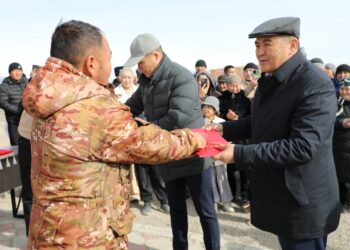 Камчыбек Ташиев Балыкчыда 6 үй бүлөгө жаңы турак жайлардын ачкычын тапшырды