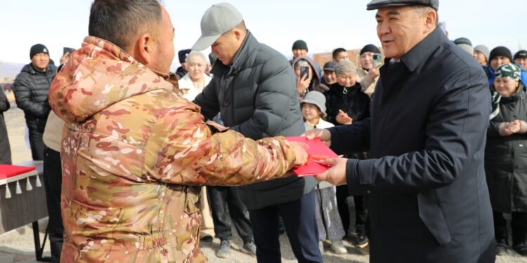 Камчыбек Ташиев Балыкчыда 6 үй бүлөгө жаңы турак жайлардын ачкычын тапшырды