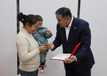 Камчыбек Ташиев жалгыз бой энеге батир белек кылды