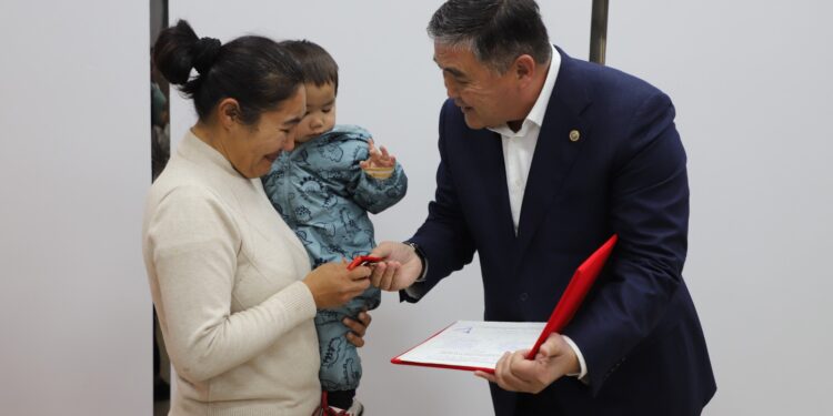 Камчыбек Ташиев жалгыз бой энеге батир белек кылды