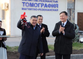 Камчыбек Ташиев Эне жана бала коргоо борборуна 10 унаа тапшырды