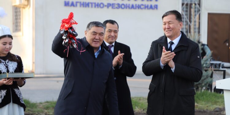 Камчыбек Ташиев Эне жана бала коргоо борборуна 10 унаа тапшырды