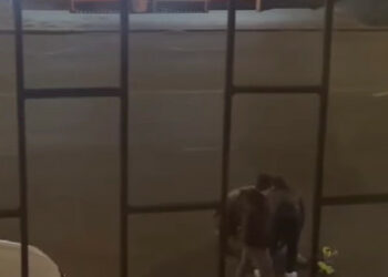 “Атасы сабаган”. Бишкекте колу байланган жигитти ким сабаганы белгилүү болду