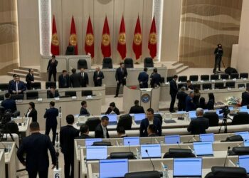 Бүгүн Жогорку Кеңештин жаңы шайланып келген депутаттары ант беришет