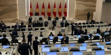 Бүгүн Жогорку Кеңештин жаңы шайланып келген депутаттары ант беришет