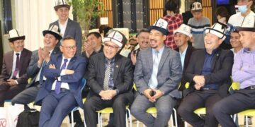 Бишкекте ишкер 8 манасчыга ак өргөө белек кылды