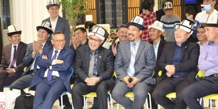 Бишкекте ишкер 8 манасчыга ак өргөө белек кылды