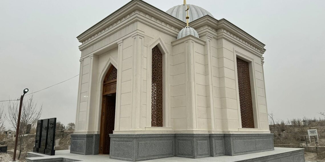 Ошто Алымбек датка менен Курманжан датканын күмбөзүнүн курулушу аяктап калды