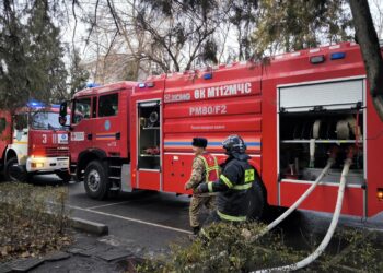 Бишкекте турак үйдөн чыккан өрттү өчүрүү үчүн 2 бөлүм иштеп жатат