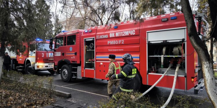 Бишкекте турак үйдөн чыккан өрттү өчүрүү үчүн 2 бөлүм иштеп жатат