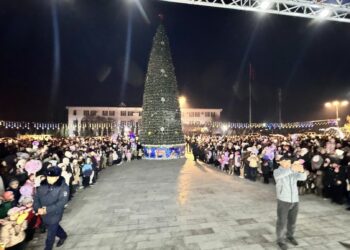 Баткенде жаңы жылдык балатынын оту жандырылды (видео)