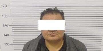 Абактагы атасын чыгарууга убада берип, 1,5 миллион сомун алган шектүү кармалды