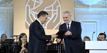 Садыр Жапаровго Эл аралык тынчтык сыйлыгы ыйгарылды