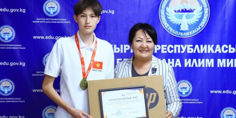 Математика боюнча эл аралык олимпиаданын алгачкы алтын медалисти MIT’ке өттү