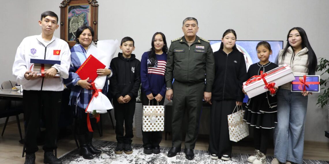 УКМКнын төрагасы 6 баланын энесине 3 бөлмөлүү батир белекке берди