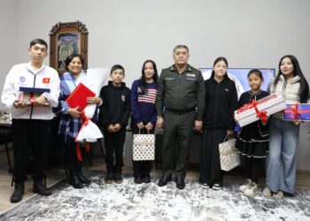 УКМКнын төрагасы 6 баланын энесине 3 бөлмөлүү батир белекке берди