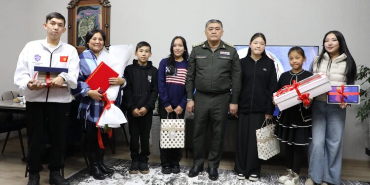 УКМКнын төрагасы 6 баланын энесине 3 бөлмөлүү батир белекке берди