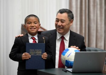 Садыр Жапаров мектепке кар кечип бараткан видеосу тараган окуучуга өзүнүн телефонун белек кылды