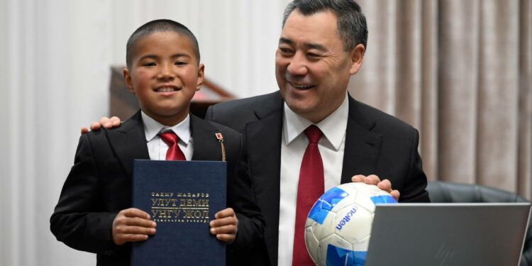 Садыр Жапаров мектепке кар кечип бараткан видеосу тараган окуучуга өзүнүн телефонун белек кылды