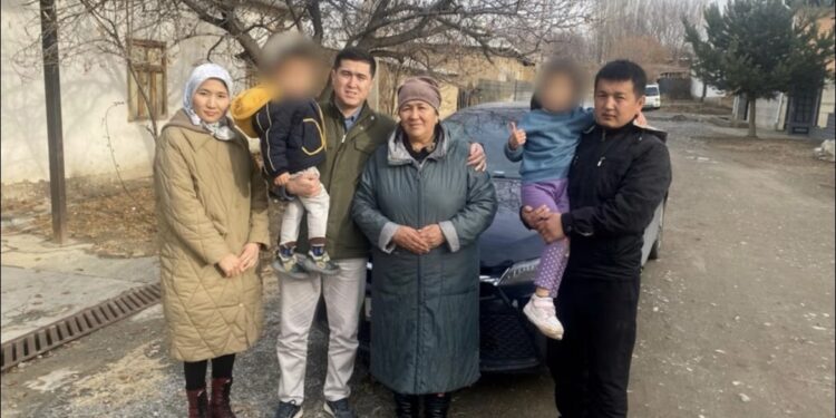 Түркияда кармалган мугалим Кыргызстанга келди