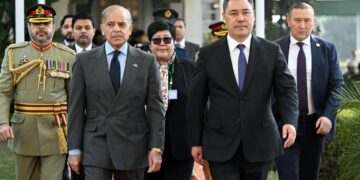 Исламабадда Садыр Жапаровдун Пакистандын өкмөт башчысы менен жолугушуусу өттү