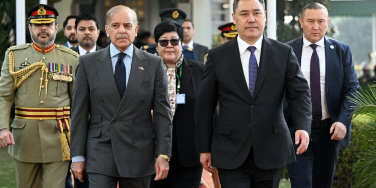 Исламабадда Садыр Жапаровдун Пакистандын өкмөт башчысы менен жолугушуусу өттү