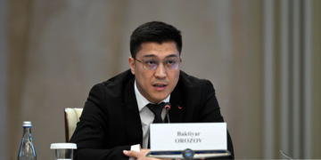 Мас абалында унаа айдап кармалган мурдагы министр айдоочулук күбөлүгүнөн ажырады