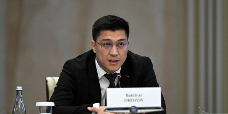 Мас абалында унаа айдап кармалган мурдагы министр айдоочулук күбөлүгүнөн ажырады