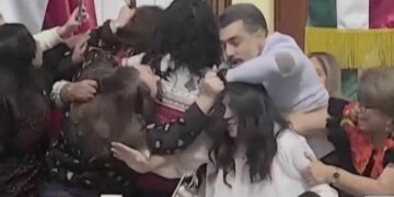 Мексикада депутаттар чачташты (видео)