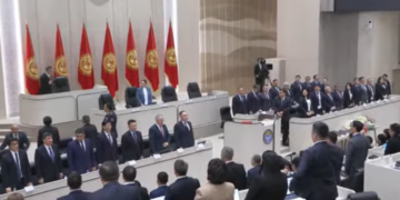 Жогорку Кеңешке Садыр Жапаров келди